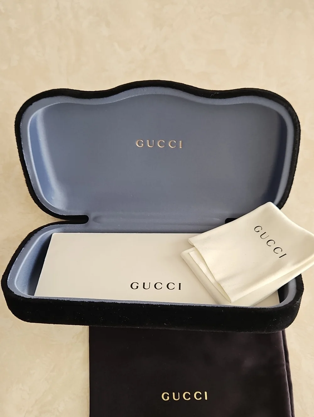 Gucci Black Velvet Hard Clamshell Sunglasses Eyeglass Case & Cloth.